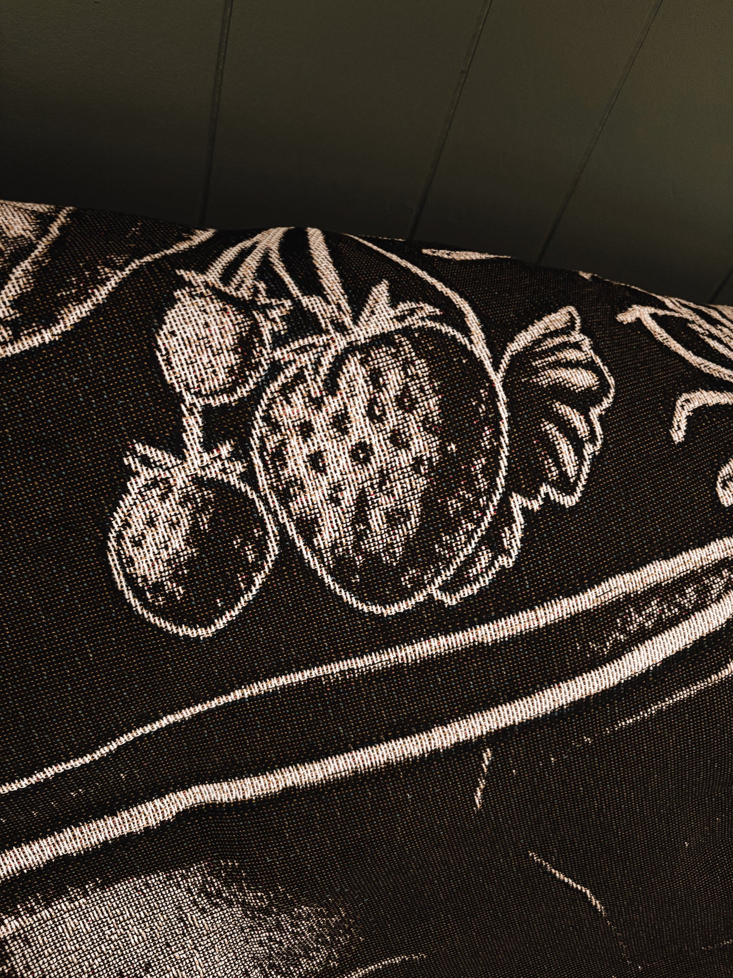 Cottage core inspired tapestry blanket made of 100% cotton
